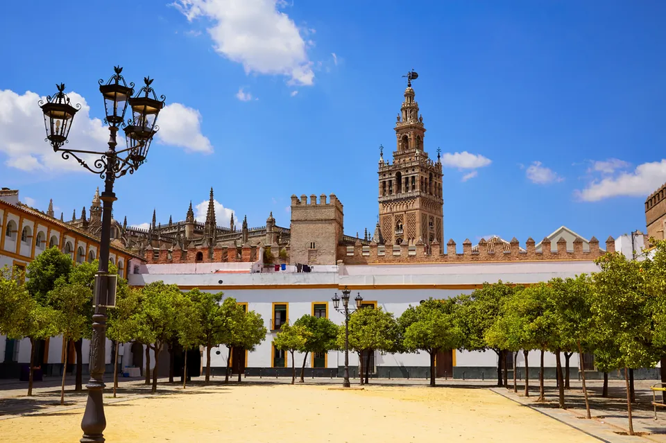 La Giralda vista desde el Patio de Banderas de Sevilla